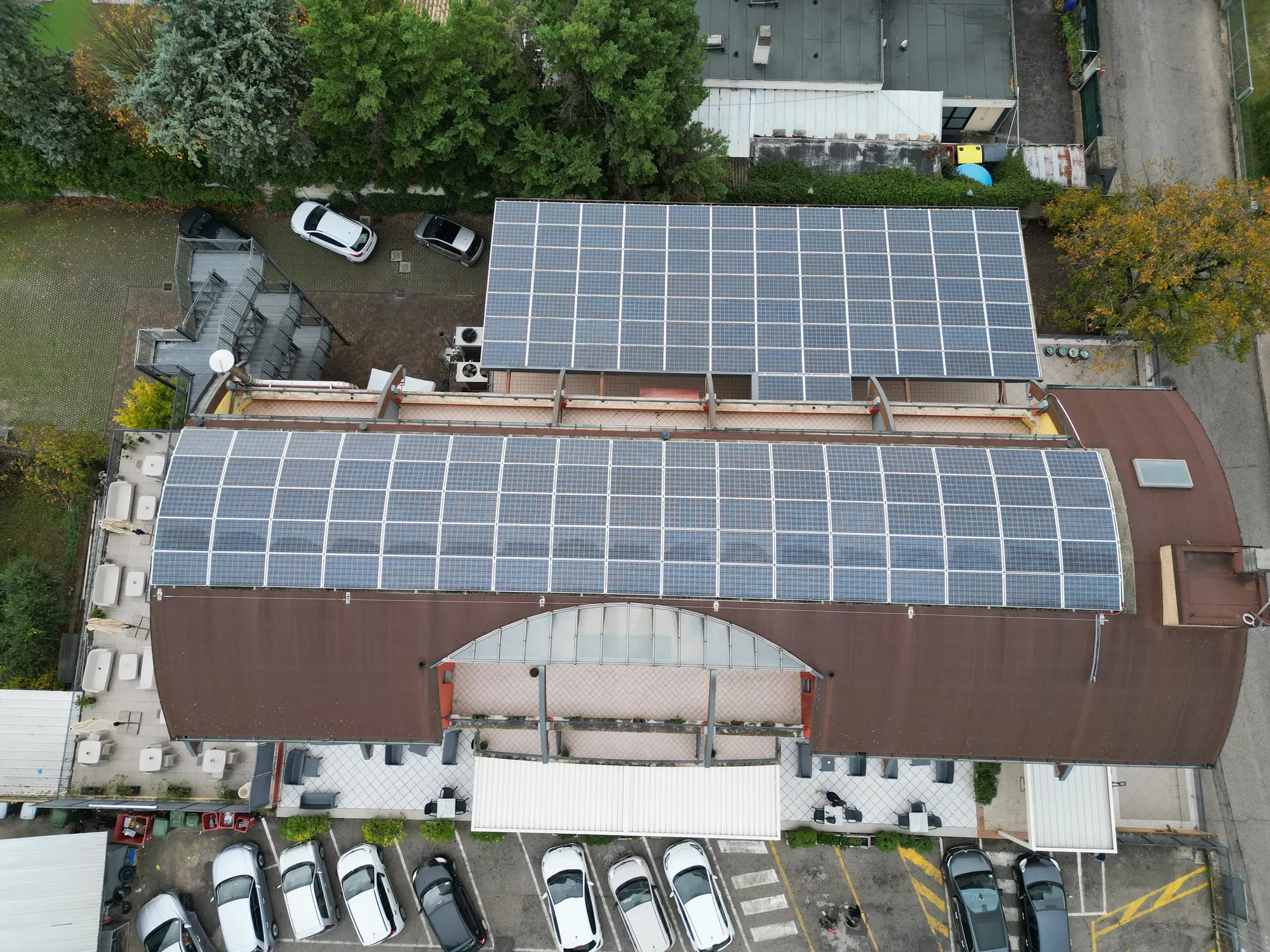 Vista zenitale di una copertura industriale con impianto fotovoltaico