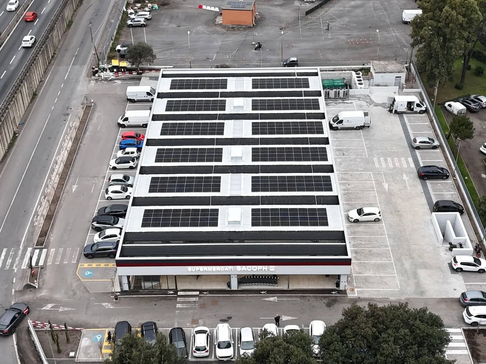Impianto fotovoltaico sul tetto del supermercato Sacoph