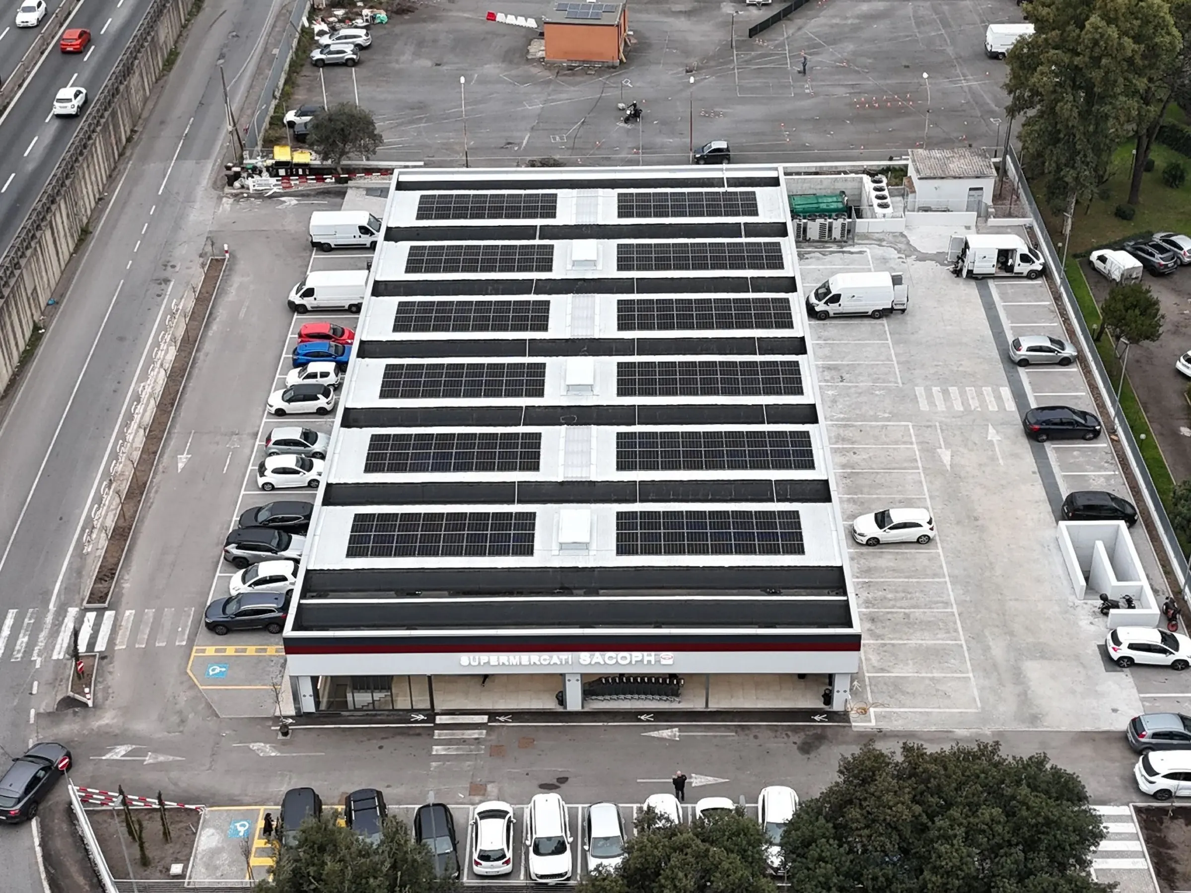 Vista dal drone dell’impianto fotovoltaico sul tetto dei Supermercati Sacoph